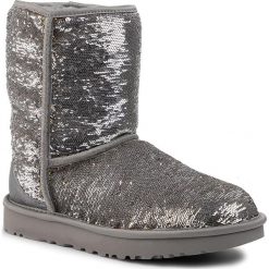 Buty UGG - W Classic Short Cosmos Sequin 1103796 Sgld. Szare kozaki damskie Ugg, z wełny, bez obcasa, bez zapięcia. Za 979,00 zł.