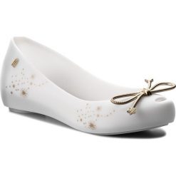 Baleriny MELISSA - Ultragirl Elements Ad 32390 Beige 01865. Białe baleriny damskie marki Melissa, bez wzorów, z tworzywa sztucznego, bez obcasa, bez zapięcia. Za 269,00 zł.