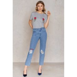 NA-KD Jeansy Die Young - Blue. Niebieskie boyfriendy damskie marki NA-KD, na lato, z napisami, z bawełny. W wyprzedaży za 91,98 zł.