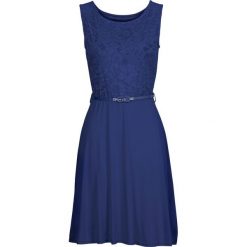 Sukienka z dżerseju z koronką bonprix kobaltowy. Niebieskie sukienki damskie marki bonprix, w paski, z koronki, glamour, bez kołnierzyka, bez rękawów. Za 99,99 zł.