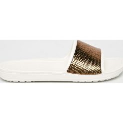 Crocs - Klapki. Żółte klapki damskie Crocs, bez wzorów, z materiału, bez obcasa, na obcasie. W wyprzedaży za 149,90 zł.