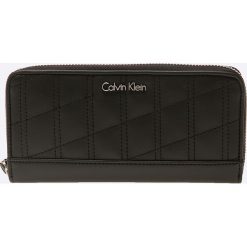 Calvin Klein Jeans - Portfel Carri. Czarne portfele damskie Calvin Klein Jeans, bez wzorów, z jeansu. W wyprzedaży za 199,90 zł.