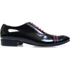 Czarne lakierki męskie z czerwonymi kontrastami T101. Czerwone buty wizytowe męskie Modini Moda Męska, ze skóry, bez zapięcia. W wyprzedaży za 269,10 zł.