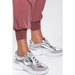 Srebrne Buty Sportowe Faye. Szare buty sportowe damskie Renee, bez wzorów, z nubiku, sportowe. Za 99,99 zł.