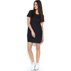 Czarna Krótka Dzianinowa Sukienka z Ozdobnymi Przeszyciami. Czarne sukienki damskie Molly.pl, na co dzień, na lato, s, bez wzorów, z dzianiny, eleganckie, z okrągłym kołnierzem, z krótkim rękawem, krótkie, mini, proste. Za 123,90 zł.