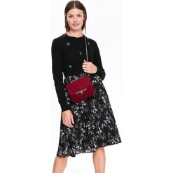 SWETER Z TKANINOWYM ODPINANYM KOŁNIERZYKIEM. Czarne swetry klasyczne damskie marki Top Secret, na zimę, z haftami, z dzianiny, eleganckie, z kontrastowym kołnierzykiem. W wyprzedaży za 49,99 zł.