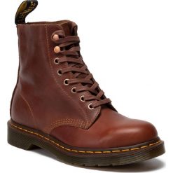 Glany DR. MARTENS - 1460 Pascal 24990220 Tan/Polo Brown. Pomarańczowe glany męskie Dr. Martens, bez zapięcia. W wyprzedaży za 639,00 zł.