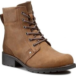 Botki CLARKS - Orinoco Spice 261109364 Brown WLined Lea. Brązowe botki damskie na zamek marki Clarks, z kauczuku, eleganckie, za kostkę, na wysokim obcasie, na sznurówki. W wyprzedaży za 259,00 zł.