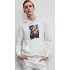 Bluza z nadrukiem 2Pac - Biały. Białe bluzy męskie Reserved, s, z nadrukiem, bez kołnierzyka, bez rękawów, bez kaptura. Za 129,99 zł.