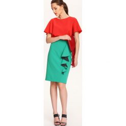 BLUZKA KRÓTKI RĘKAW KLASYCZNA, LUŹNA. Szare bluzki damskie Top Secret, eleganckie, z klasycznym kołnierzykiem, z krótkim rękawem. Za 49,99 zł.