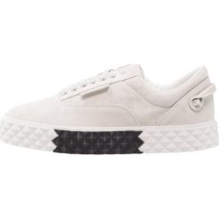Trampki damskie slip on: KENDALL + KYLIE REIGN Tenisówki i Trampki white