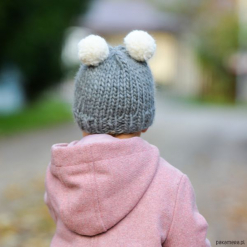 Czapka z wełny merino z dwoma pomponami. Szare czapeczki niemowlęce marki Pakamera, z wełny. Za 99,00 zł.