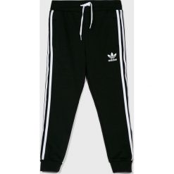 Adidas Originals - Spodnie dziecięce 128-164 cm. Czarne spodnie chłopięce adidas Originals, bez wzorów, z bawełny. W wyprzedaży za 99,90 zł.