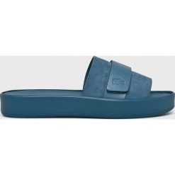 Lacoste - Klapki. Niebieskie kapcie damskie marki Lacoste, ze skóry, na płaskiej podeszwie. Za 329,90 zł.
