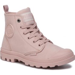 Trapery PALLADIUM - Pampa Hi Zip Nbk 96440-613-M Rose Smoke. Różowe trapery damskie Palladium, ze skóry, bez obcasa, bez zapięcia. W wyprzedaży za 319,00 zł.