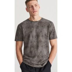 Wzorzysty T-shirt - Jasny szar. Szare t-shirty męskie Reserved, s, bez wzorów, bez kołnierzyka. Za 59,99 zł.