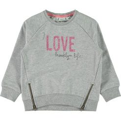 Bluza "Badulle" w kolorze szarym. Szare bluzy niemowlęce name it girls, z nadrukiem, z bawełny, bez rękawów, bez kaptura. W wyprzedaży za 45,95 zł.