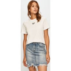 Reebok Classic - T-shirt. Białe topy damskie Reebok Classic, s, bez wzorów, z elastanu, casualowe, z okrągłym kołnierzem. Za 89,90 zł.