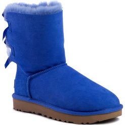 Buty UGG - W Bailey Bow II 1016225 Dppw. Niebieskie kozaki damskie Ugg, ze skóry, bez obcasa, bez zapięcia. Za 979,00 zł.