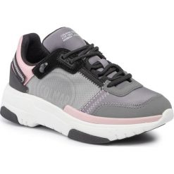 Sneakersy COLMAR - Stark Deep 126 Gray/White/Pink. Szare półbuty damskie Colmar, na co dzień, bez wzorów, z zamszu, bez obcasa, na płaskiej podeszwie, bez zapięcia. W wyprzedaży za 369,00 zł.