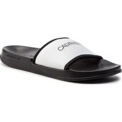 Klapki CALVIN KLEIN - Slide KW0KW00780 100. Białe klapki damskie Calvin Klein, bez wzorów, z tworzywa sztucznego, bez obcasa. Za 129,00 zł.