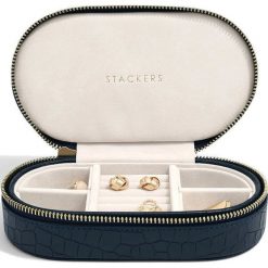 Pudełko na biżuterię podróżne Travel owalne Croc granatowe. Etui damskie Stackers, ze skóry. Za 175,00 zł.