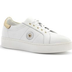 Białe skórzane trampki creepers 63A. Białe półbuty damskie Neścior, bez wzorów, ze skóry, sportowe, na wysokim obcasie, na płaskiej podeszwie, bez zapięcia. W wyprzedaży za 199,00 zł.