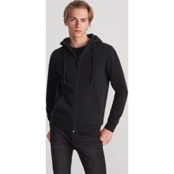Rozpinana bluza z kapturem - Czarny. Czarne bluzy męskie Reserved, s, bez wzorów, z kapturem, bez rękawów, z kapturem. Za 89,99 zł.