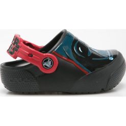 Crocs - Klapki dziecięce. Czarne sandały chłopięce Crocs, z materiału, z okrągłym noskiem. Za 229,90 zł.