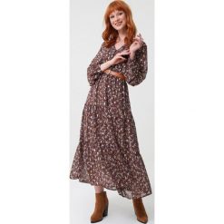 Brązowa Sukienka Alyce. Pomarańczowe sukienki damskie Born2be, s, z nadrukiem, klasyczne, długie, midi. Za 129,99 zł.