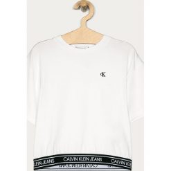 Calvin Klein Jeans - T-shirt dziecięcy 128-176 cm. Białe bluzki dziewczęce Calvin Klein Jeans, z aplikacjami, z elastanu, z okrągłym kołnierzem, z krótkim rękawem, krótkie, bez kaptura. Za 179,90 zł.