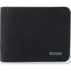 Portfel w wypukłe romby. Czarne portfele męskie Pull&Bear. Za 59,90 zł.