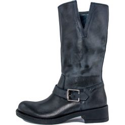 Skórzane kozaki w kolorze granatowym. Niebieskie kozaki damskie Eye, z okrągłym noskiem, z paskami. W wyprzedaży za 395,95 zł.