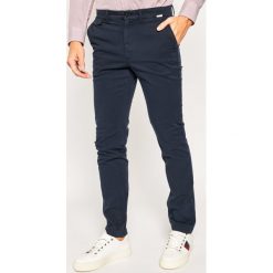 Spodnie materiałowe Calvin Klein Garmen Dye K10K104974. Szare jeansy męskie Calvin Klein, m, bez wzorów. W wyprzedaży za 279,00 zł.