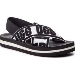 Sandały UGG - W Marmont 1101044 Graphic W/Blk. Czarne klapki damskie Ugg, bez wzorów, z tworzywa sztucznego, bez obcasa. W wyprzedaży za 209,00 zł.