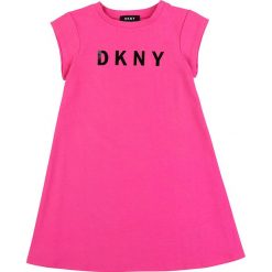 Dkny - Sukienka dziecięca 110-146 cm. Różowe sukienki dziewczęce DKNY, z nadrukiem, z bawełny, z krótkim rękawem, krótkie, mini, proste. Za 239,90 zł.