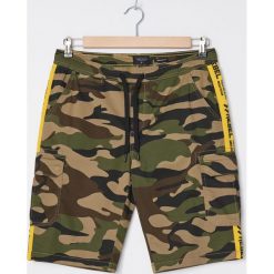 Szorty camo - Wielobarwny. Zielone spodenki i szorty męskie House, s, bez wzorów. W wyprzedaży za 59,99 zł.