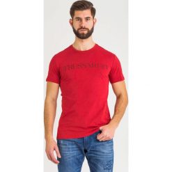 T-SHIRT trussardi jeans. Czerwone t-shirty męskie Trussardi Jeans, xl, z nadrukiem, z bawełny, z okrągłym kołnierzem. W wyprzedaży za 147,88 zł.