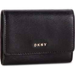 Mały Portfel Damski DKNY - Bryant Card Case Id R82Z3503 Blk/Gold BGD 82. Czarne portfele damskie DKNY, bez wzorów, ze skóry. W wyprzedaży za 239,00 zł.