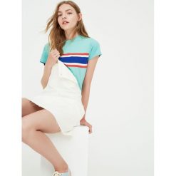 Koszulka z trójkolorowymi pasami. Niebieskie koszulki damskie Pull&Bear, bez wzorów, bez kołnierzyka. Za 39,90 zł.