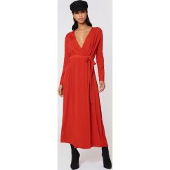 NA-KD Boho Sukienka maxi z długim rękawem - Red. Czerwone sukienki damskie marki NA-KD Boho, bez wzorów, z wiskozy, boho, bez kołnierzyka, z długim rękawem, długie, maxi, kopertowe. W wyprzedaży za 142,06 zł.