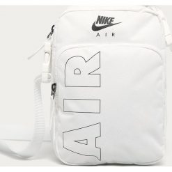 Nike - Saszetka. Białe nerki damskie Nike, w paski, z poliesteru, małe, z nadrukiem, bez dodatków. Za 79,90 zł.