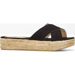 Espadryle na podeszwie platformie bonprix czarny. Czarne espadryle damskie marki bonprix, w paski, bez obcasa. Za 69,99 zł.