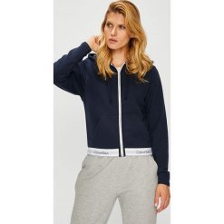 Calvin Klein Jeans - Bluza. Niebieskie bluzy damskie Calvin Klein Underwear, s, z nadrukiem, z bawełny, bez rękawów, z kapturem. W wyprzedaży za 229,90 zł.