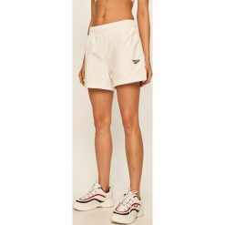 Reebok Classic - Szorty. Białe spodenki sportowe damskie Reebok Classic, s, bez wzorów, z poliesteru, sportowe. Za 159,90 zł.