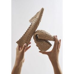 Beżowe Lordsy Sleepy Day. Brązowe baleriny damskie marki Born2be, z materiału, na wysokim obcasie. Za 69,99 zł.