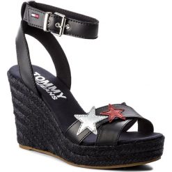 Espadryle TOMMY JEANS - Wedge Sandal Glitter Badge EN0EN00238 Midnight 403. Niebieskie espadryle damskie Tommy Jeans, z aplikacjami, z jeansu, bez obcasa, na obcasie. W wyprzedaży za 239,00 zł.
