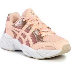 Buty ASICS - Gel-Bnd 1022A189 Breeze/Breeze 700. Różowe buty sportowe damskie Asics, bez wzorów, ze skóry ekologicznej, sportowe. W wyprzedaży za 239,00 zł.