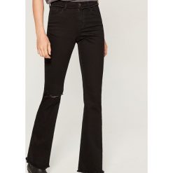 Jeansy bootcut - Czarny. Czarne jeansy damskie marki Mohito. W wyprzedaży za 29,99 zł.