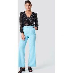 NA-KD Classic Dopasowane spodnie z szerokimi nogawkami - Blue. Niebieskie spodnie damskie NA-KD Classic, z podwyższonym stanem. Za 141,95 zł.